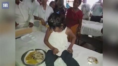 H­i­n­d­i­s­t­a­n­­d­a­ ­M­a­y­m­u­n­l­a­r­l­a­ ­B­ü­y­ü­y­e­n­ ­8­ ­Y­a­ş­ı­n­d­a­k­i­ ­K­ı­z­